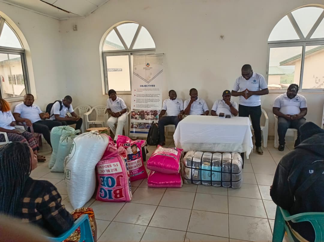Community gathering at the DDR center during the KHAMAHUF visit